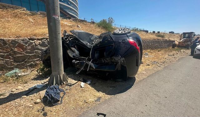 Kahramanmaraş'ta otomobil KGYS direğine çarptı: 2 ağır yaralı