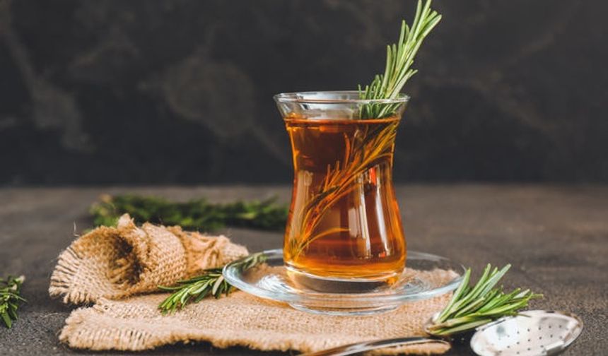 BİBERİYE
Kokusu ve görünümü ile çam ağacını andıran ve et yemeklerine lezzet katması için de kullanılan biberiye, sıcak ya da soğuk tüketilebilen çayı sayesinde sayısız fayda sunuyor. İçerisinde barındırdığı vitaminler yardımıyla bağışıklığı güçlendirip metabolizmanın hastalıklara karşı mücadele etmesine yardımcı olan rezene, antioksidan yoğunluğu sayesinde vücutta bulunan toksinlerin atılmasını da sağlıyor.