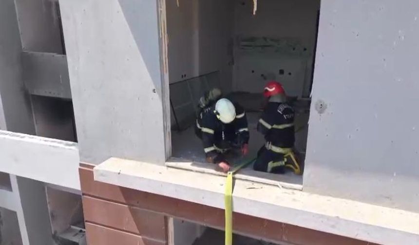 Kahramanmaraş'ta Ağır Hasarlı Binada Korkutan Yangın