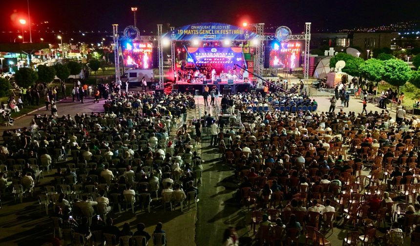 Kahramanmaraş'ta Yücel Arzen ve Genç Yeteneklerden Unutulmaz Performans