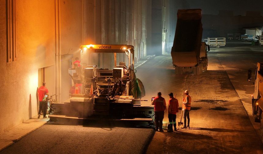 Büyükşehir, Toptancılar Sitesi’nde Gece Gündüz Asfalt Mesaisi
