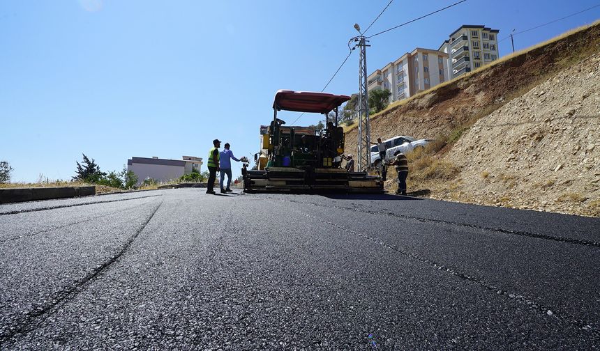 Büyükşehir, Dulkadiroğlu Aslanbey'de Asfalt Mesaisini Durmaksızın Sürdürüyor