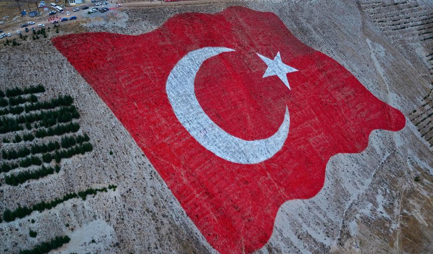 Kahramanmaraş’ta dev Türk Bayrağı’nın gölgesinde yürüyüş