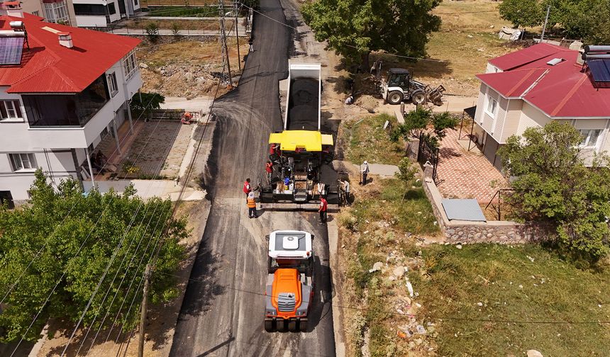 Büyükşehir, Nurhak'ta Eskiköy - Hüyük Grup Yolunu Sıcak Asfaltla Yeniliyor