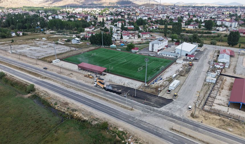 Büyükşehir, Göksun’da spor tesislerinin yollarını yeniliyor