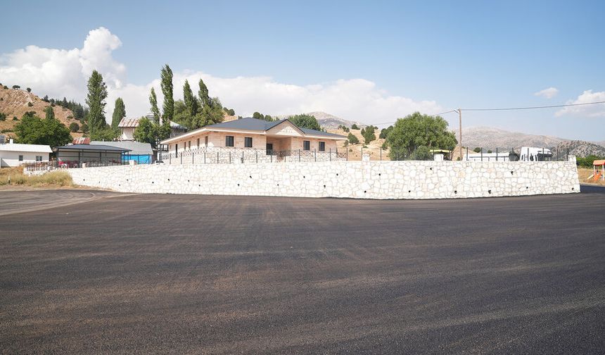 Göksun Yeşilköy’de Cemevi yoluna ve otoparka sıcak asfalt