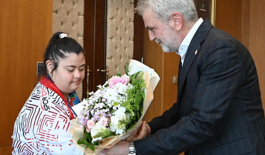 Dünya şampiyonu Zeynep Sude, Başkan Görgel’i ziyaret etti