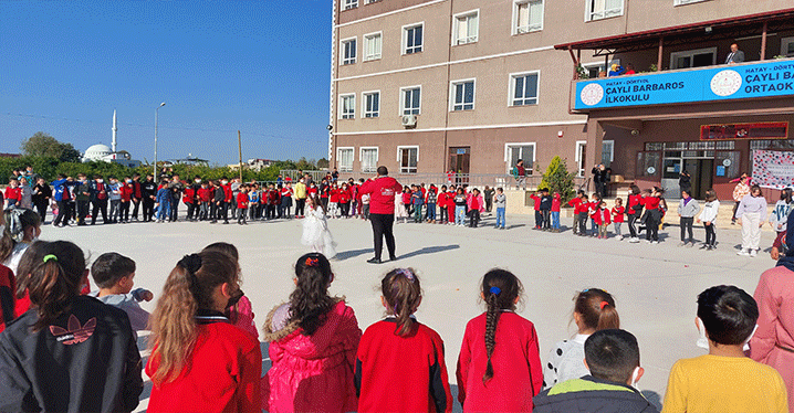 Öğrenciler Ayaklarıyla Resim Yaptı, Gözleri Kapalı Yemek Yedi