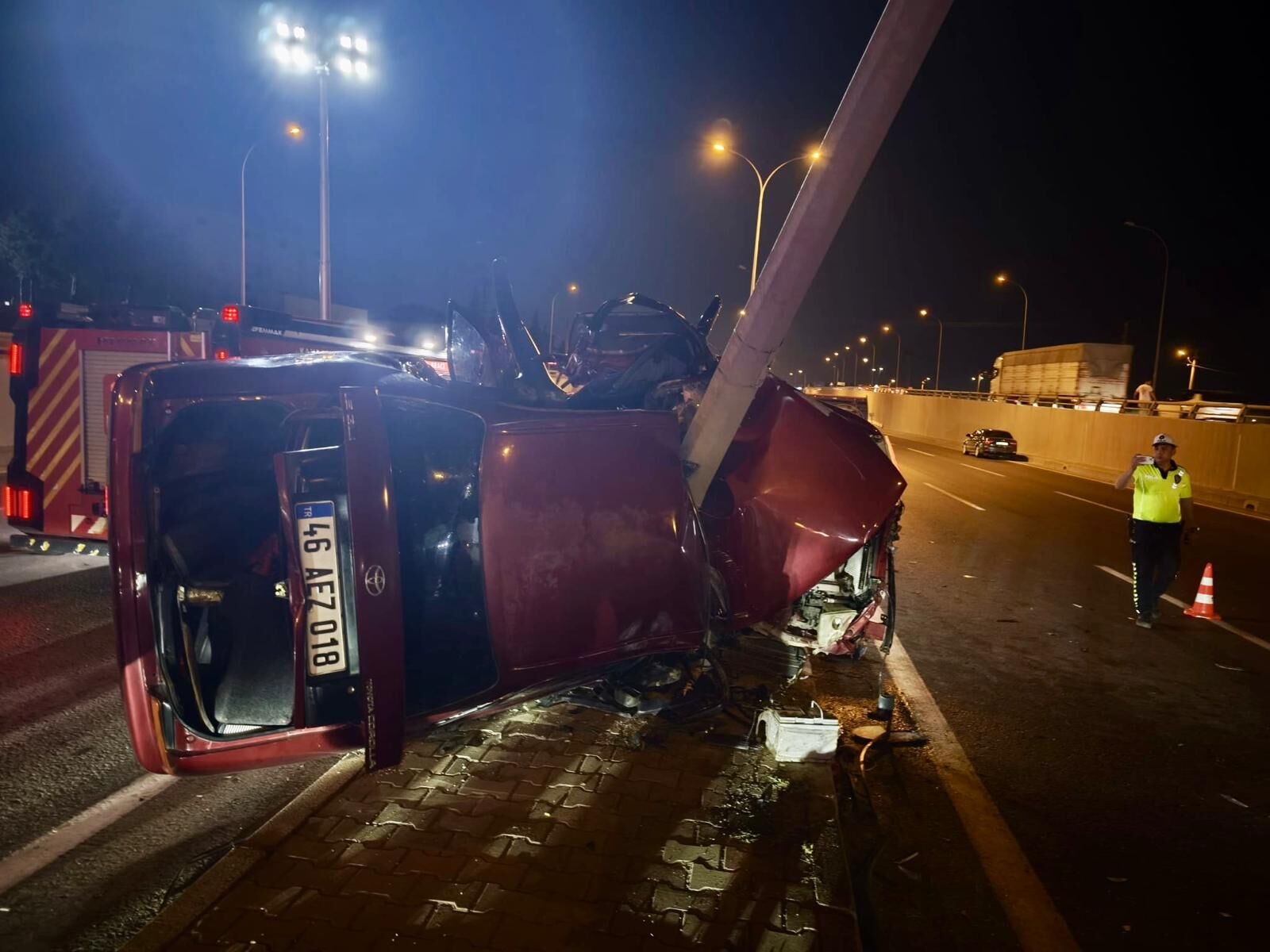 Kahramanmaraş’ta Feci Kaza: Otomobil Direğe Çarptı, 1’i Ağır 2 Yaralı
