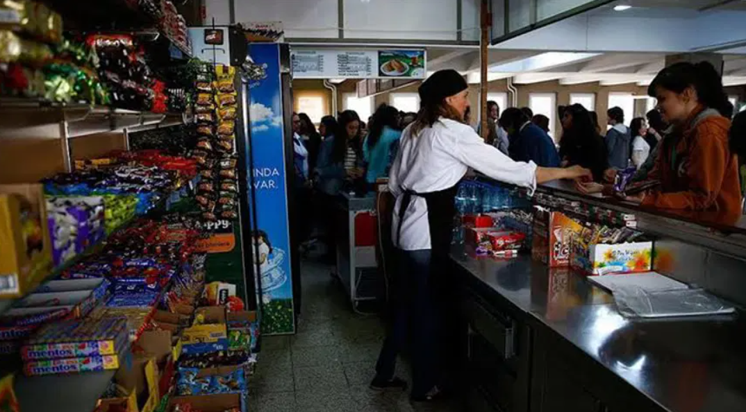 Okul kantinlerinde yeni dönem: Cips ve çikolata olmayacak